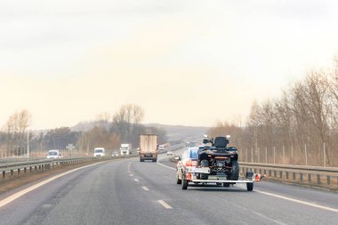 Açık otoyolda ATV kiralama aracı