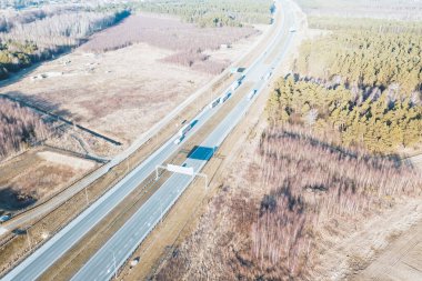 Otobandaki nakliye kamyonu doğa ile çevrili.