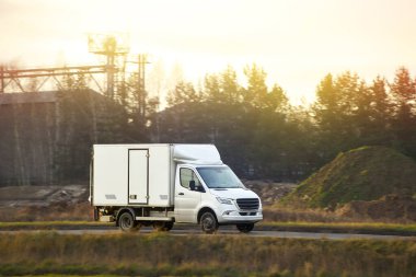 Boş yolu kullanan küçük bir kamyon.