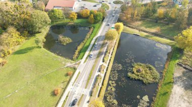 Ağaçlarla çevrili göletler arasında küçük bir yol