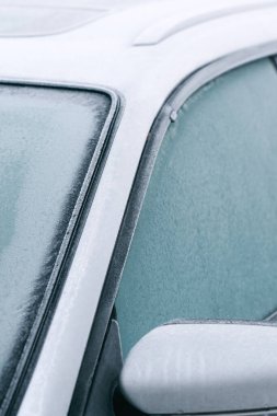 Buzla kaplı ön cam yolu kapatıyor.