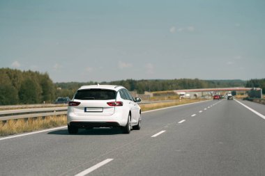 Beyaz steyşın araba açık yolda gidiyor.