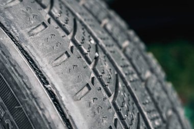 Eskimiş araba lastiği beyaz arka planda izole edilmiş.