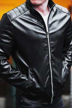 Deri ceket giyen kendine güvenen bir adam