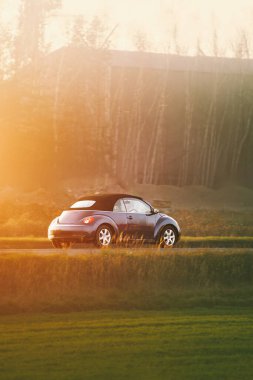 Modern küçük arabayla güneşli bir yolculuk.