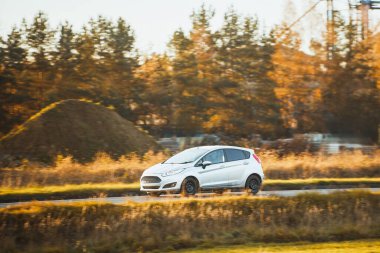 Endüstriyel alanın yakınında beyaz kompakt araba