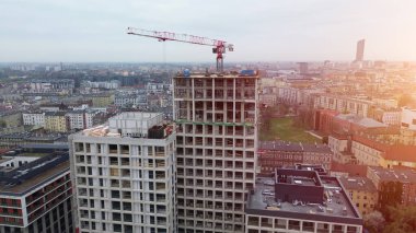 Yüksek modern yapıda inşaat ilerlemesi