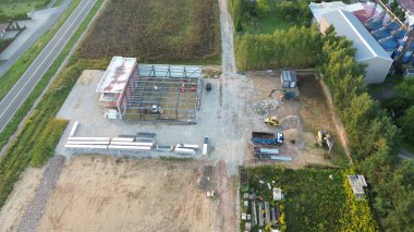 İşçiler güneşli bir günde ticari mülk inşa ediyorlar