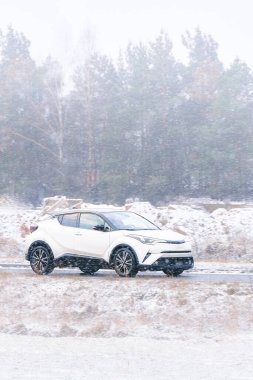 Modern hibrit arabalı kar yağışı sahnesi