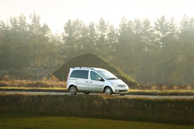 Taşra manzaralı bölgede araç gezintisi