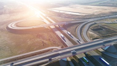 Aracı ve kamyonları olan İHA görüşlü otoyol üstgeçidi