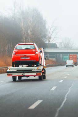 Yol yardımı otoyolu çekiyor.