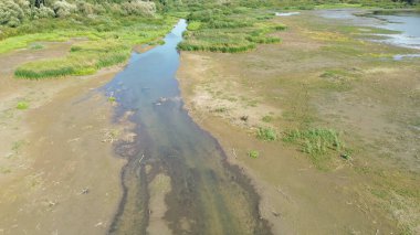 Kuru nehir yatağı aşırı kuraklık etkilerini ortaya çıkarıyor.