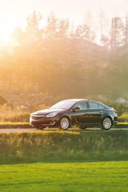 Şehir merkezinde birinci sınıf sedan hareket halinde.