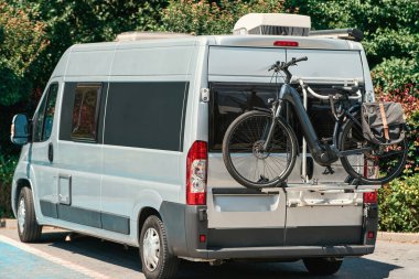 Dışarıda park etmiş bisikletli bir karavan.