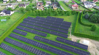 Güneş panelleri olan sürdürülebilir evin havadan görüntüsü