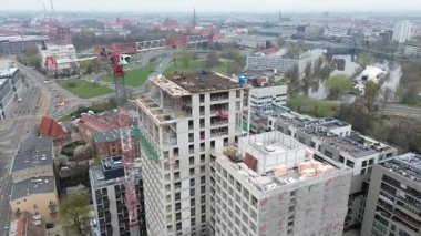 Modern şehirde çelik vinç inşa kulesi