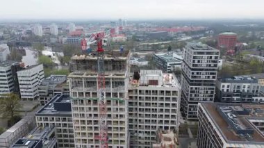 Kentsel vinçle inşa edilen modern bina