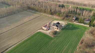Kırsalda yeşil tarlaların arasında ev inşa etmek
