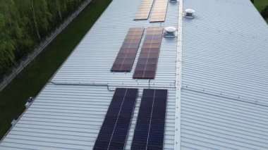 Güneş enerjili mavi metal çatı