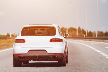 Beyaz SUV açık yolda gidiyor..