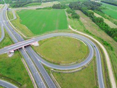 Kırsal kesimdeki karmaşık yol şebekesinin insansız hava aracı görünümü