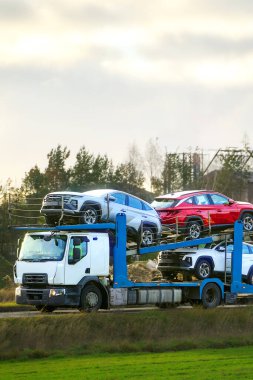 Araç taşıyıcı kamyon SUV yüklü.