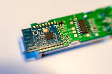 Yeşil PCB panosundaki Bluetooth devre modülü