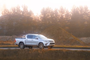 Manzaralı kırsal yolda lüks bir kamyonet.