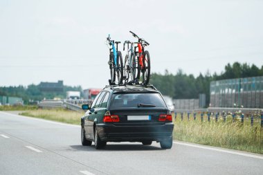 Bisiklet taşıyan bir arabanın olduğu trafik sahnesi