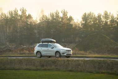 Çatıda kargo kutusu olan aile seyahati.