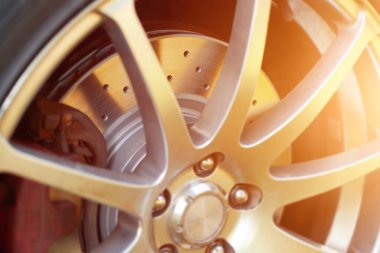 Yüksek hızlı araçta delinmiş fren pervanesinin yakınlaştırılması