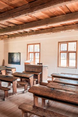 Ahşap okul sıralarıyla klasik eğitim ortamı