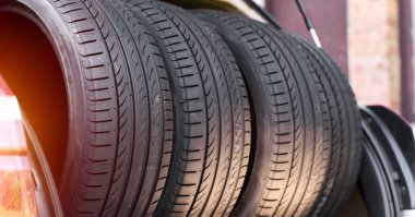 Açık arabanın bagajında yazlık lastikler var.