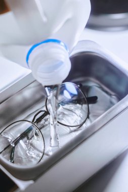 Gözlüklerin ultrasonik temizliği için profesyonel bir araç