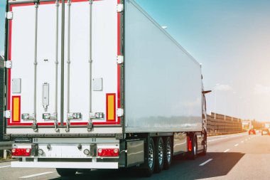 Güneşli bir günde yük kamyonu sürüyor..