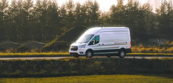 Manzaralı arka planda hareket eden lojistik aracı