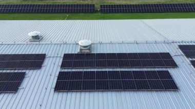 Fabrikanın çatısında yenilenebilir güneş enerjisi sistemi