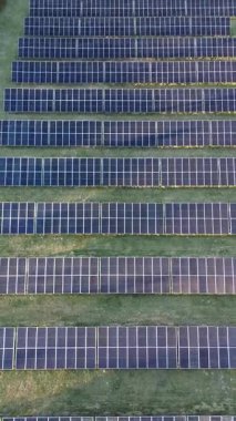 Yeşil ortamda dikey güneş enerjisi istasyonu