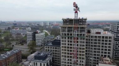 Çelik ve beton bina yapım aşamasında.