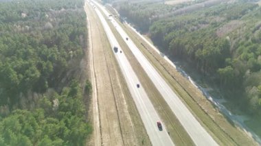 Doğada otoyolun havadan görünüşü