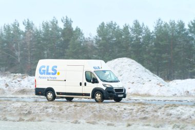 Polonya, Avrupa 23.01.2025 GLS taşıma aracı karlı kırsal otoyolda