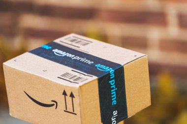 Amazon Prime nakliye kutusu çimlerin üzerinde 13.09.2024 Avrupa, Polonya