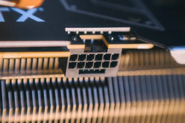 Polonya, Avrupa 02.04.2025 'te 90 açılı 12VHPWR eklentili yüksek performanslı grafik kartı