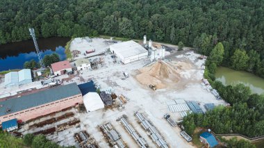 Polonya, Avrupa 28.06.2024 kamyonlu inşaat malzemeleri fabrikası