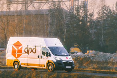 29.03.2025 Katowice, Polonya, Avrupa DPD lojistik aracı kırsal alanda sürüyor