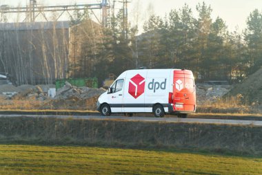 29.03.2025 Katowice, Polonya, Avrupa Ekspres paket taşıma aracı hareket halinde