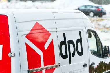 Karlı Avrupa, Polonya 'da 27.01.2025 sefer sayılı paket servis minibüsü