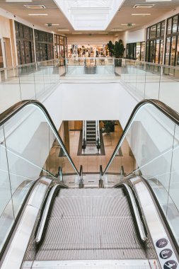 Kapalı AVM yürüyen merdivenleri üst kata çıkıyor.