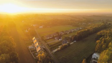 Modern banliyö evleri hava manzaralı.